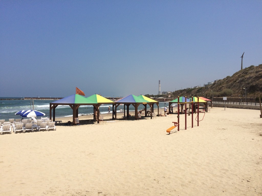Многочисленные таблички на пляже, информирующие о теоретическом запрете купания   Гей пляж в Тель-Авиве   Пляж-крепость, доступный только для одного пола в отдельные дни недели