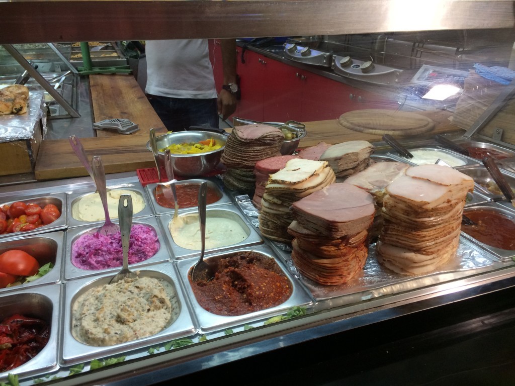 Самый популярный кебаб лаваш в городе   Ингредиенты для очень популярных бутербродов   Неограниченное количество мисок, которые наполнены овощами, плюс перегной и пита