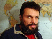 Антон Кротов   - гуру-мандрівник, письменник, засновник і президент «Академії Вільних Подорожей» (АВП - це клуб друзів, захоплених подорожами автостопом і пішки по дорогах нашої планети, утворена в 1995 році)