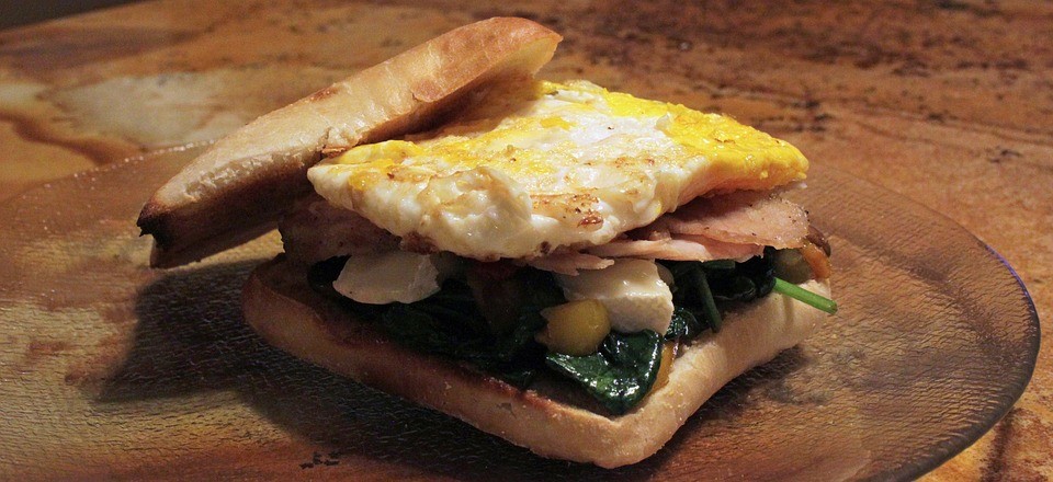 Бутерброд з яйцем і шинкою
