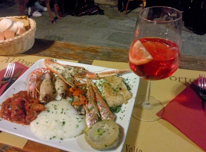 Як правило, рахунок включав в себе величезну тарілку морепродуктів за 25-30 євро, 15-20 євро на алкоголь і чайові офіціантам