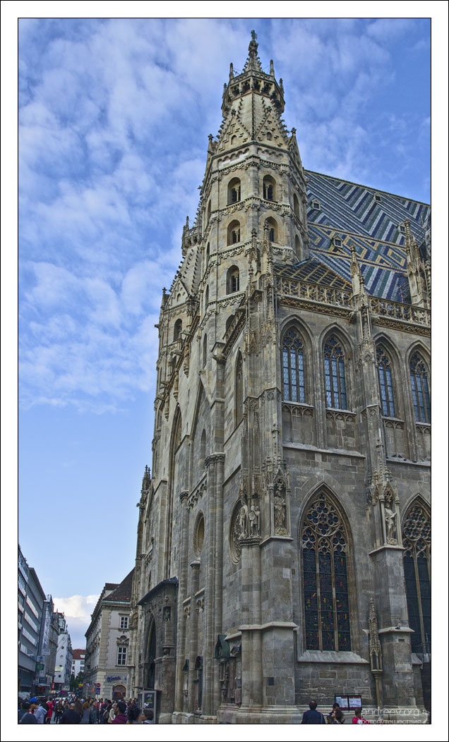 Штефансдом будували не одне століття, що характерно для стилю готичної архітектури, і закінчили в 1511 році