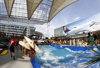 Між першим і другим терміналом розташований басейн з штучними хвилями, де можна абсолютно безкоштовно зайнятися серфінгом