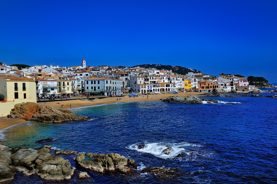 пляжі Каталонії   різноманітні: є піщані (в Льорет-де-Марі і Салоу, в Жироні, Таррагоні, Барселоні), галькові, скелясті і змішані (наприклад, піщаний пляж і кам'янисте дно   Мар-Менудо   в Тосса-де-Марі)