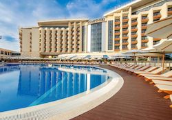 Простору територію поруч з морем на Толстого мисі в Геленджику займає цей розкішний і сучасний готель з басейном, що розташовує до приємного відпочинку з дітьми в 2019 році