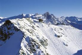 Висота гори складає 3 328 метрів над рівнем моря, що робить її найвищою в регіоні «Чотирьох долин» в   кантоні Вале   , біля   Вербье