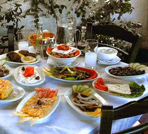 Своєрідність традиційної грецької кухні визначається поєднанням трьох факторів: відмінних інгредієнтів, особливого ставлення до їжі і застілля і самої атмосфери країни, навколишнім середовищем