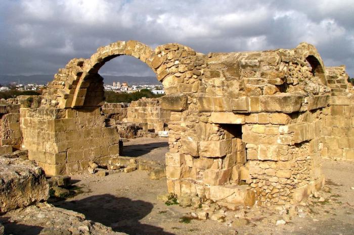 Фортеця Саранта Колонес в Пафосі