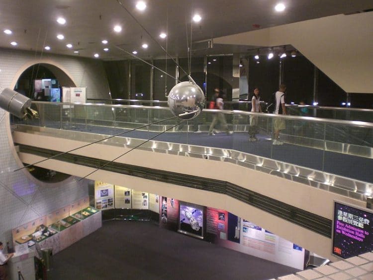 Напівсферична форма будівлі Гонконзького Музею космосу на набережній Tsim Sha Tsui   Marcus Meissner   Музей космонавтики в Гонконзі присвячений історії освоєння космосу і астрономії   MApoCE