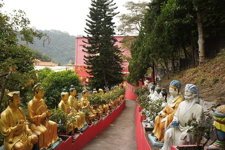 Пагода і навколишні статуї архаї в буддистському монастирі Десяти Тисяч Будд в Гонконзі   Mk2010   Більше 500 золотих статуй і 431 сходинка ведуть до монастирського комплексу Десяти тисяч Будд   Mk2010