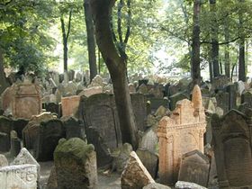 єврейське кладовище   Виставка представляє близько 200 картин, малюнків і листівок єврейського гетто в Празі з 18-го по 20-те століття