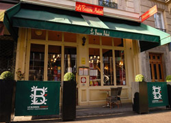 Прийнято вважати, що Латинський квартал Парижа - це студентський район, проте крім елітного   вищого навчального закладу   (   університет Сорбонна   ) Тут також розташовується і безліч популярних магазинів, ресторанів, кафе і винних барів