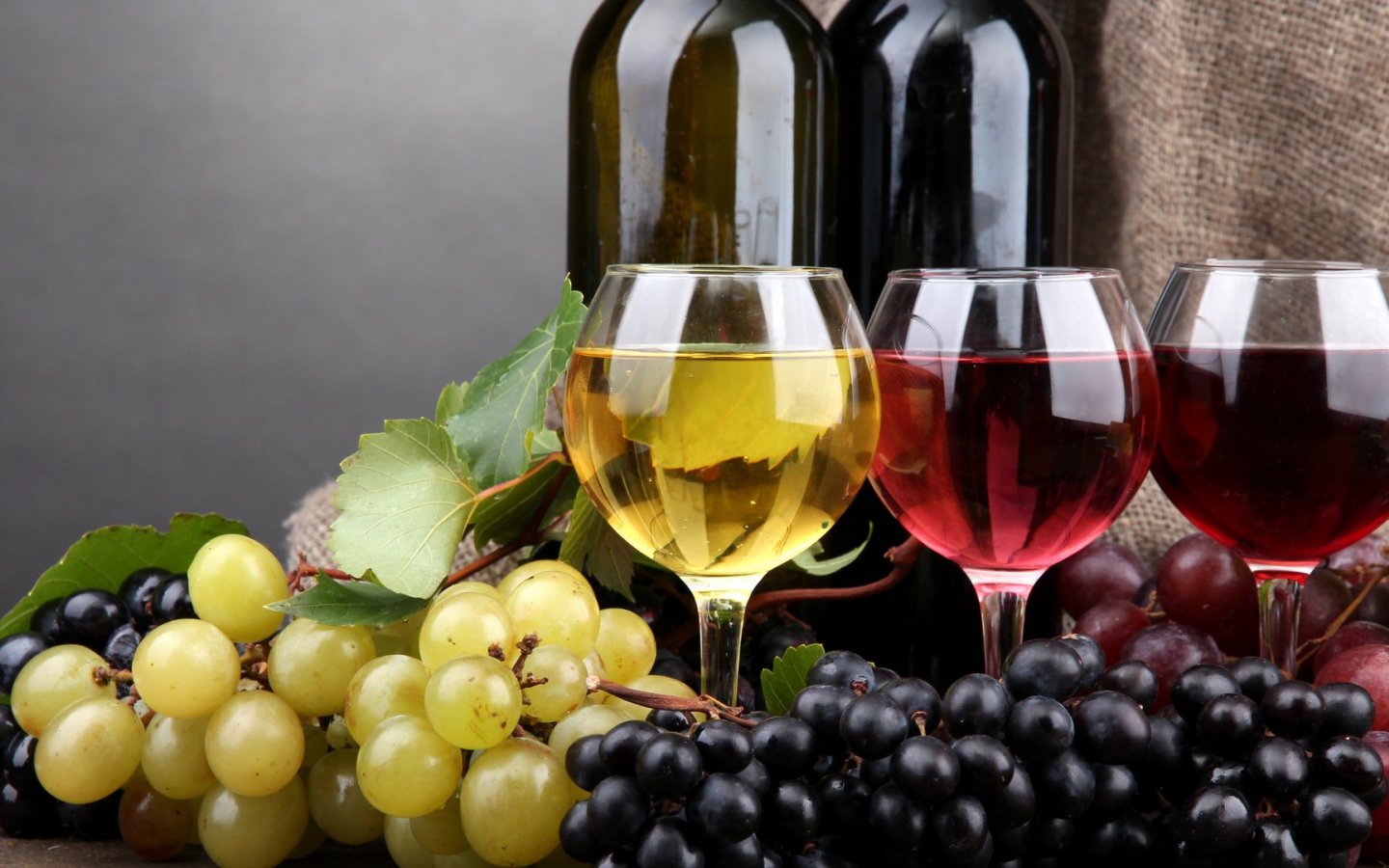 Червоне сухе вино подають до гарячого смаженого або запеченого м'яса