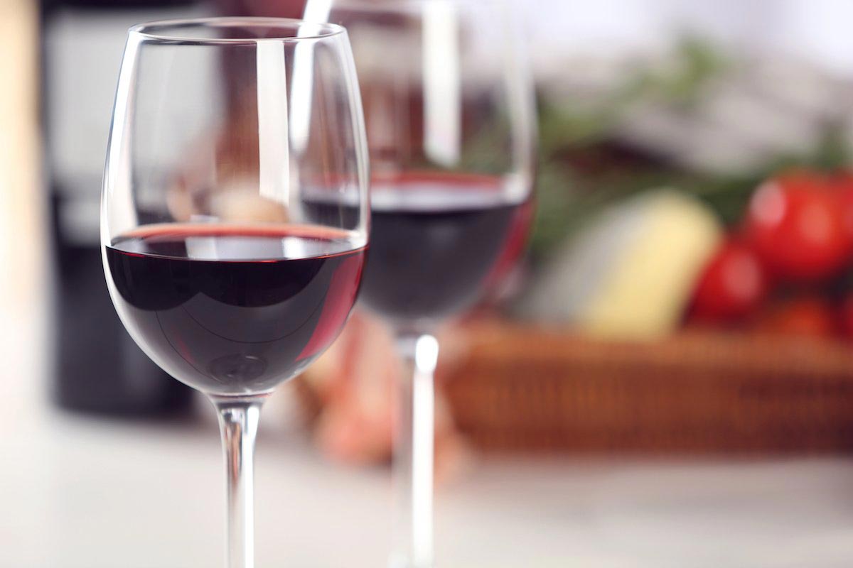 Останнім часом висловлюються думки про те, що червоне і біле вино щодо корисності практично рівнозначні