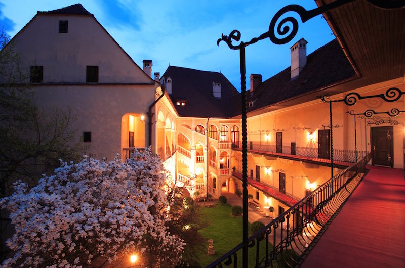Найцікавішим же готелем Бад Вальтерсдорф по праву можна назвати четирехзведочний Schlosshotel Obermayerhofen