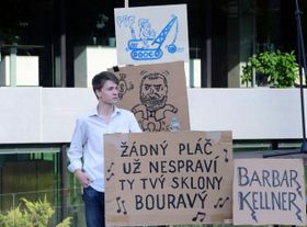 Фото: ЧТК   - каже інший противник знесення готелю скульптор Павло Кароус