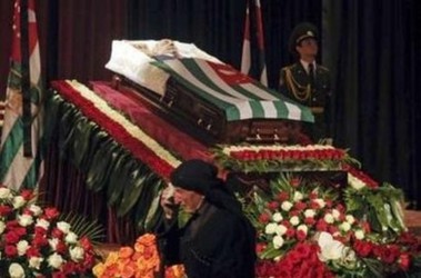 2 червня 2011, 23:45 Переглядів:   Багапша поховали в родинному селі, фото Reuters