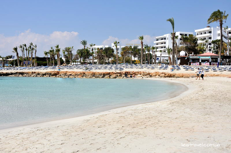 Nissi Beach -   Ніссі Біч   , Найкрасивіший пляж Кіпру, місцеві вважають його чи не найкращим у світі