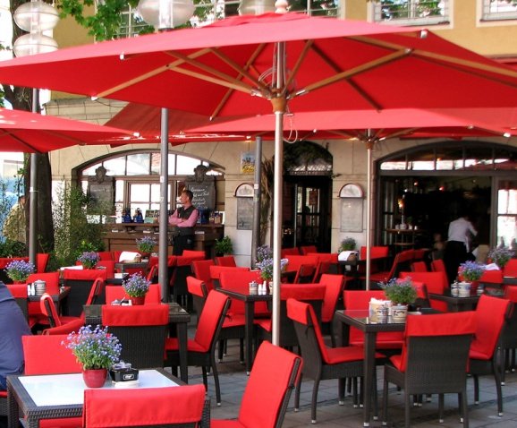 Але кращі кафе Мюнхена все ж базуються ближче до Старого міста, наприклад, фешенебельний кафе Glockenspiel, з якого відкривається вид на вежу Нової ратуші, або культове HardRockCafe