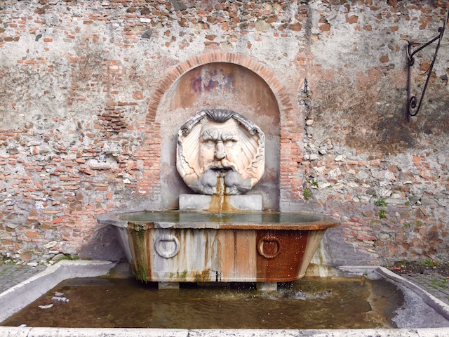 Правда, і цей монумент спіткала та ж врахувати, що і Giacomo della Porta, після чого мармурова маска протягом декількох десятиліть припадала пилом на складі комуни Риму, поки її що не встановили поруч з садом