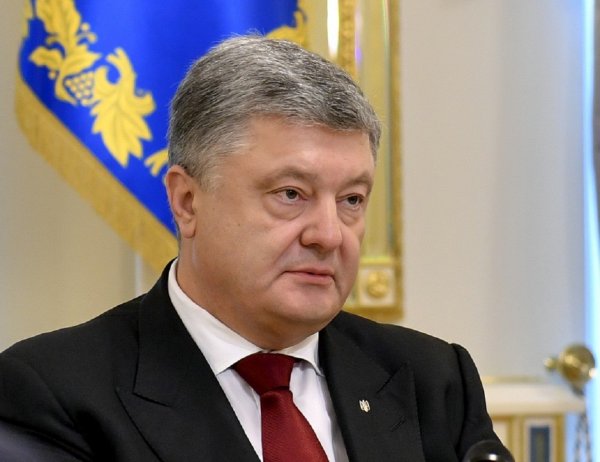 Чинний глава України відняв у попередника влада, але слід його звичкам