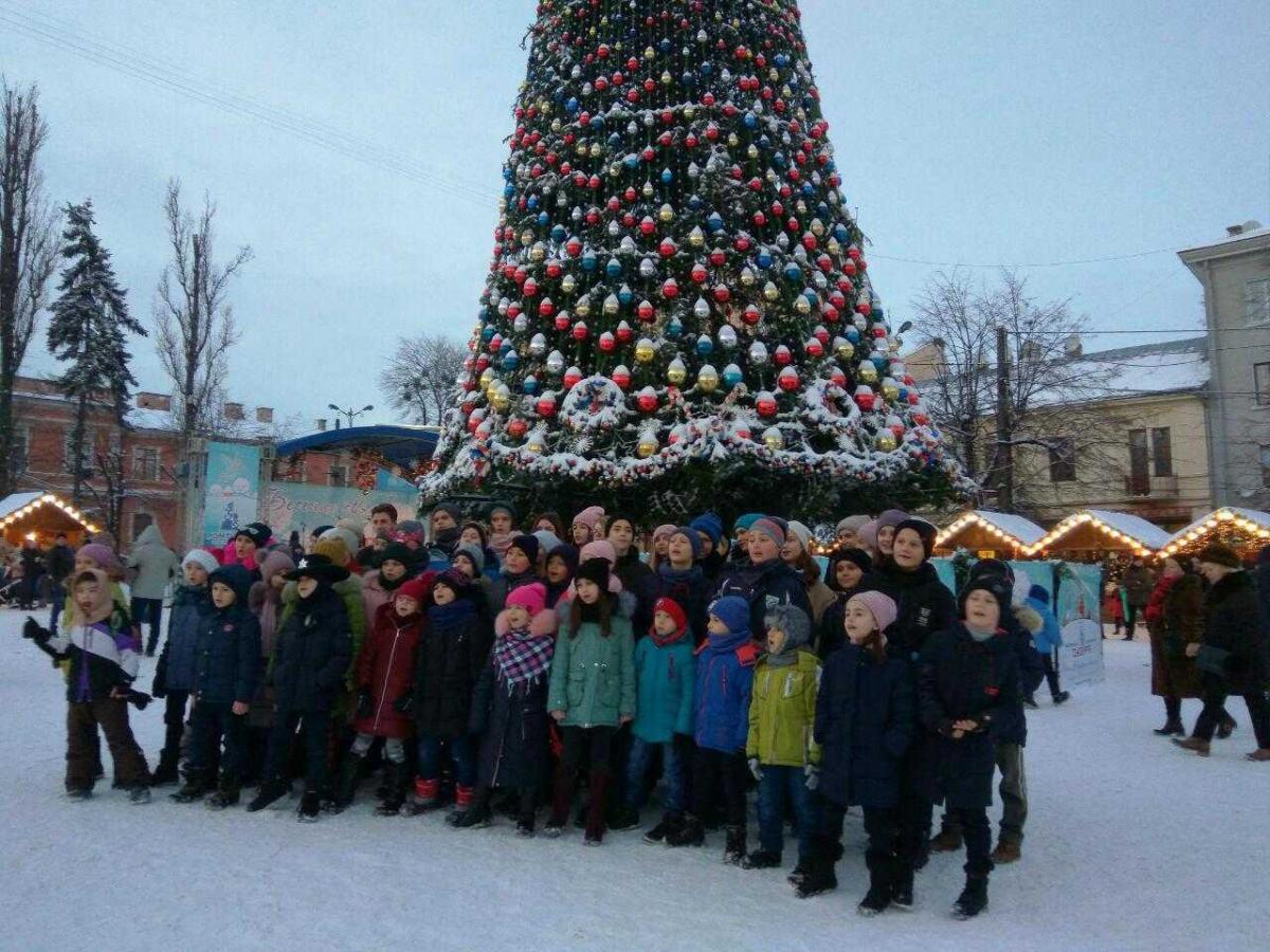 На Соборній площі також працює Казковий будиночок, в якому дітлахи можуть просити Святого Миколая про подарунки