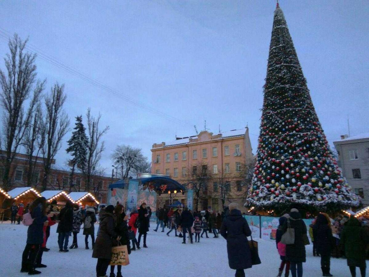 Тут продають шашлики, стейки, солодкі і солоні млинці з червоною рибою та ікрою, конус-піцу і бельгійські вафлі