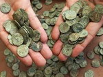Як повідомляє газета «Правда Сходу», в Іштиханском районі Самаркандської області був знайдений глечик зі скарбом індійських монет, закопаний на приватній ділянці