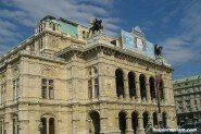 Фасад Віденської Опери прикрашений багато, на ньому відображені деякі фрагменти з опери «Чарівна флейта», яку написав видатний композитор Моцартом