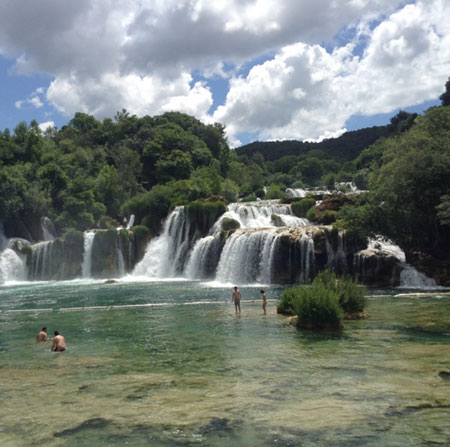Скупатися у водоспаді дуже приємно після прогулянки по жарі, тільки обов'язково потрібні гумові капці - як і всюди в Хорватії, дно складається з валунів, покритих водоростями і черепашником