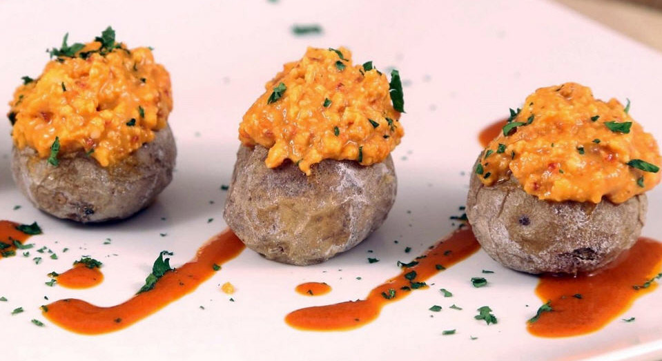 Наступне місце зайняло Канарська блюдо Papas arrugadas, що представляє собою картопля, зварена в власної шкірці і в дуже солоній воді, внаслідок чого досягається хрустка солона скоринка