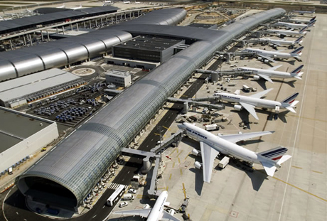 Французький міжнародний аеропорт імені Шарля де Голля (Paris - Charles de Gaulle) знаходиться на відстані 25 км від Парижа
