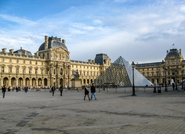 Луврский палац (Palais du Louvre) або ж просто Лувр зараз займає 60 000 квадратних метрів