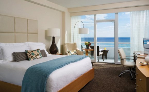 Правда, вибравши готель з виходом на пляж, ви зможете розраховувати на лежаки, парасольки і послуги офіціантів