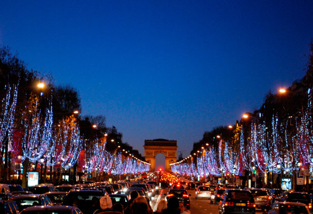 На новий рік в Париж люди їдуть не за зимовою казкою, адже снігу тут дуже мало, а мандаринок практично немає