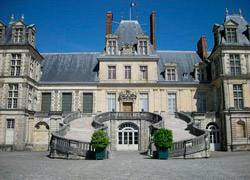 Палац Фонтенбло (Chateau de Fontainebleau), розташований в 60 кілометрах на південь від Парижа, зобов'язаний своєю появою того, що знаходиться в центрі чудового лісу, що зробило його ідеальним місцем для королівських мисливських забав