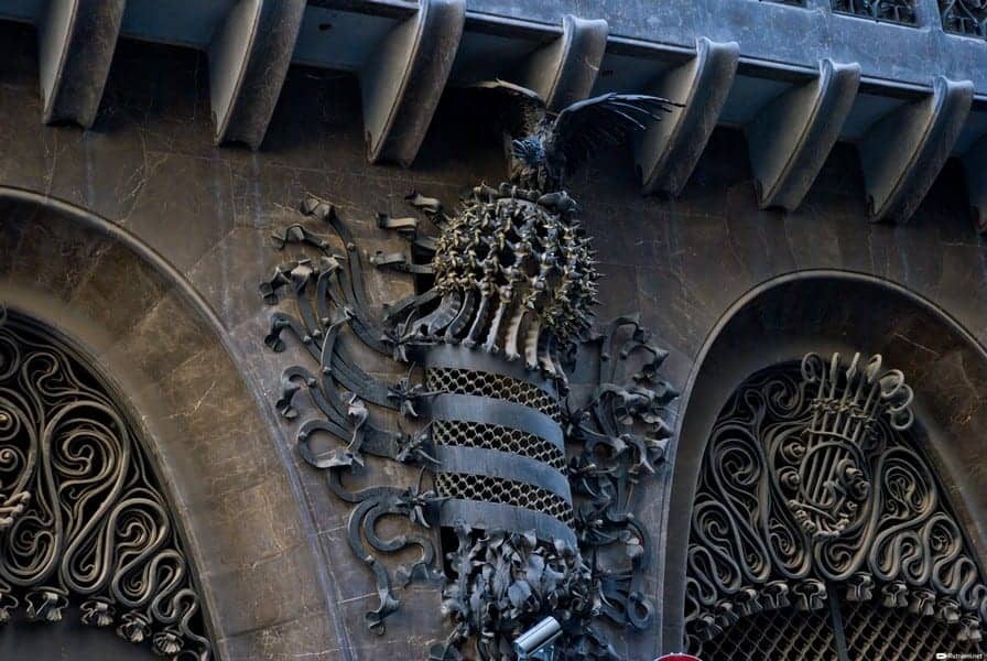 Взагалі ж в'їзд вийшов, можна навіть сказати, досить патріотичним - між воротами Гауді розмістив величезний залізний ліхтар у вигляді смугастого герба Каталонії
