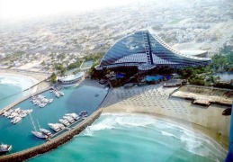 Головна зручність пляжу Jumeirah Open Beach - безкоштовність, а головна «родзинка» - види, що відкриваються з нього: «Парус», один із символів Дубая, вежа «Бурдж аль Араб», хмарочоси і Вежа Халіфа