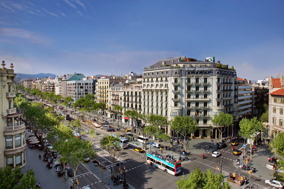 Пасео де Граса (Passeig de Gràcia) - одна з найжвавіших, розкішних, привабливих і елегантних вулиць в Барселоні