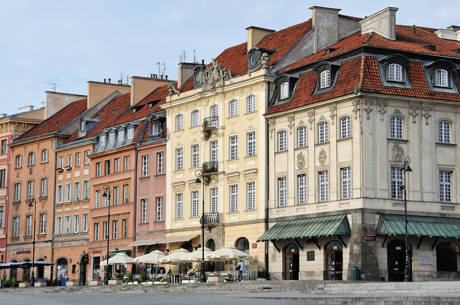 Старе місто Варшави можна обійти за кілька годин, якщо не поспішати, заходити в костьоли, палаци, різні будівлі і попити кави на терасі з видом