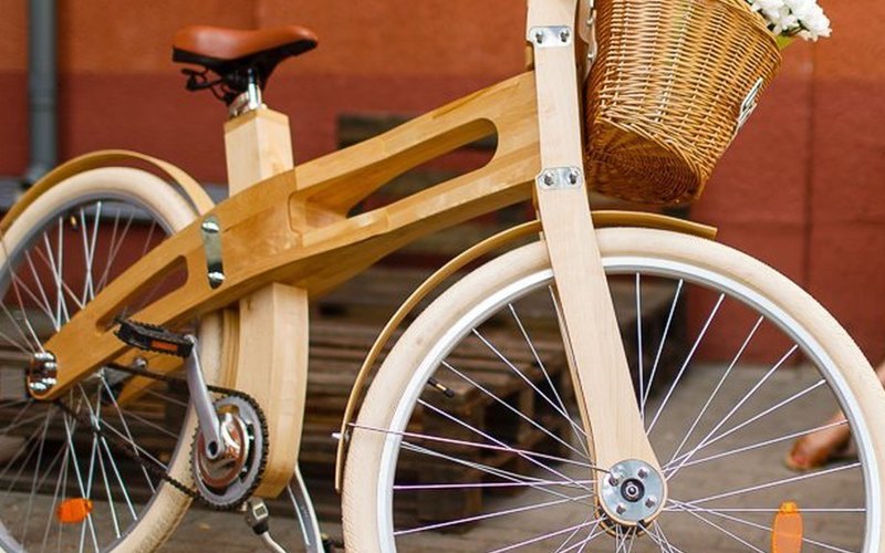Білоруська компанія, яка виробляє двері, запропонувала покупцям незвичайні велосипеди, рама яких зроблена з берези або ясена
