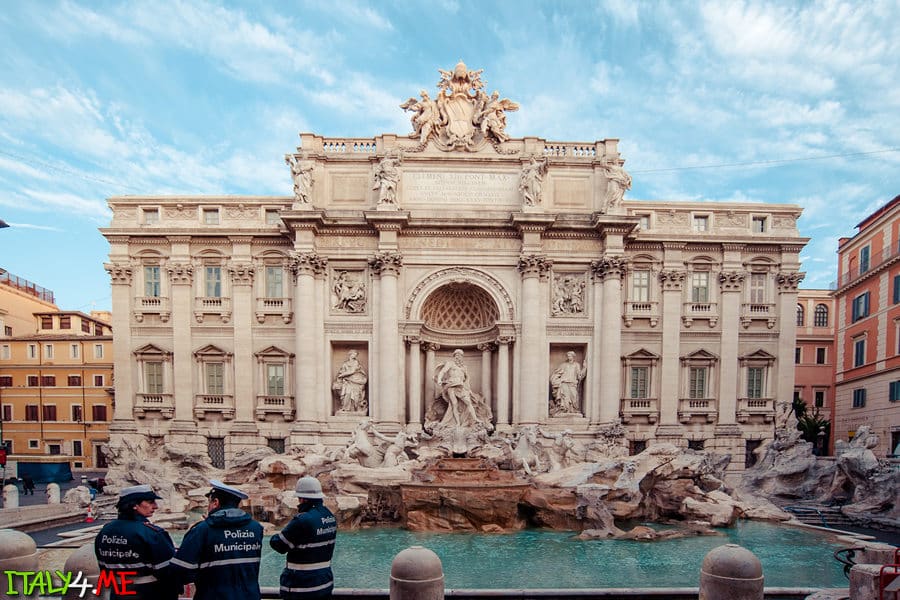 Обидві кам'яні дами скромно і з гідністю зустрічають натовпи відвідувачів, спраглих поглянути на головний фонтан в Римі