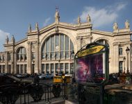 Вокзал Gare de l'Est - Напрямки (Люксембург, Саарбрюкен, Кайзерслаутерн, Франкфурт, Штутгарт і Мюнхен в Німеччині; Базель і Цюріх в Швейцарії);   Вокзал Gare de Lyon   - Напрями (південна і східна Франція - Французькі Альпи,   Марсель   ,   Ліон   , Діжон), а також Женева і Лозанна в Швейцарії, Італія;   Вокзал Gare St Lazare - Напрямки (   регіон Нормандія   - Нижня і Верхня);   Вокзал Gare Montparnasse   - Напрями (захід і південний захід Франції - Брест,   Ренн   ,   Нант   ,   Бордо   , Тулуза), а також міста Іспанії