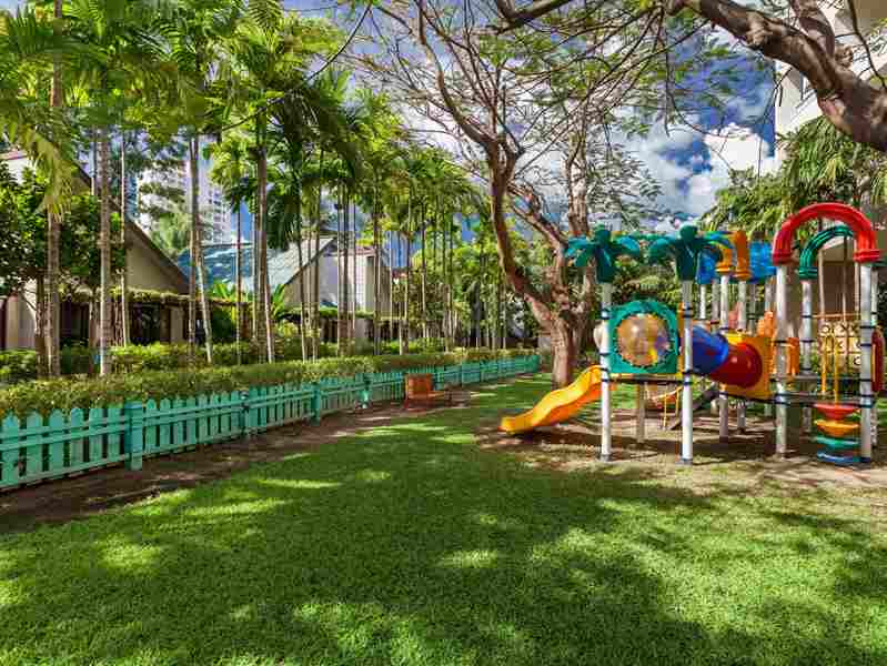 Потрапляючи в «дитячий світ» готелю Movenpick Resort & Spa Karon Beach Phuket, здається, що над унікальною концепцією чарівного світу радості і веселощів на березі моря, куди занудним дорослим вхід заборонений, добряче попрацював дитина