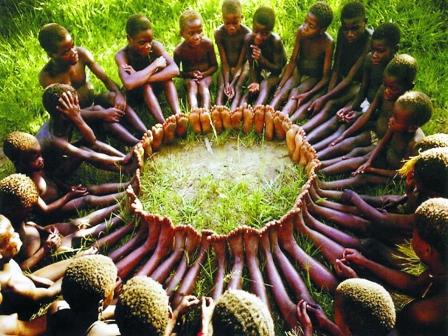Зулуси живуть в маленьких круглих хатинах, що нагадують за формою вулики
