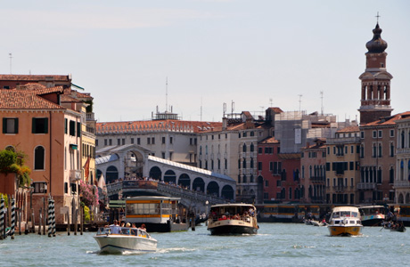 Якщо ви зібралися в Венецію, то напевно вже знаєте, що єдиний громадський транспорт, дозволений в місті, це вапоретто (vaporetto) - річкові трамвайчики, що курсують по різних маршрутах