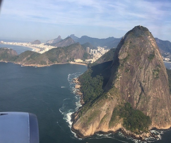 Підйом займає близько 5 хвилин і коштує $ 20, також на горі є вертолітний майданчик і за $ 200 ви можете політати над Ріо протягом 15 хвилин