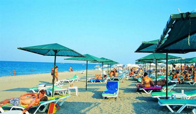 Відпочиваючі в своїх відгуках називають пляж готелю Sunland Beach Resort 3 відмінним