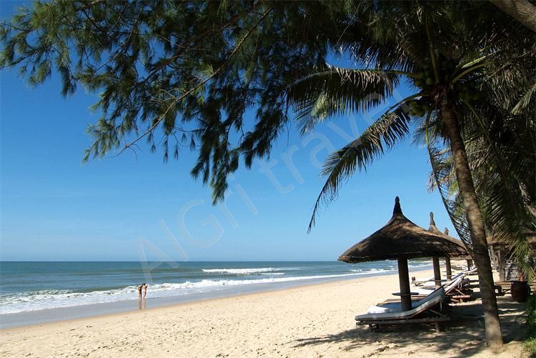 Фантхиет (Фантьет) - тихе і спокійне місце у В'єтнамі, оточене піщаними дюнами, соснами і пальмами, ідеальний курорт для сімейного відпочинку і любителів серфінгу