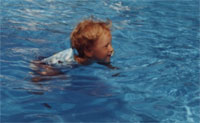 А то бравий наш хлопчина в куражі одного разу поліз в басейн без рукавів і дуже здивувався, що пішов на дно